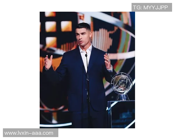 足球明星C罗独特造型解析展现个人魅力与时尚风格 足球明星C罗独特造型解析展现个人魅力与时尚风格