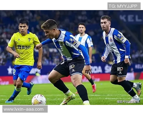 赛后复盘分析深圳足球队与杭州足球队的竞技状态与表现对比 赛后复盘分析深圳足球队与杭州足球队的竞技状态与表现对比