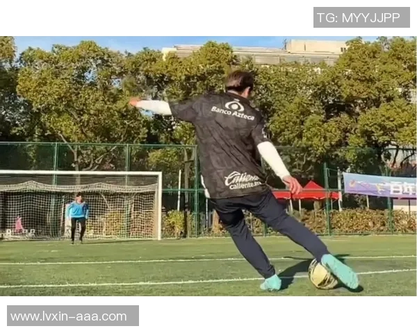 足球明星如何巧妙遮挡镜头瞬间转场的精彩视频合集