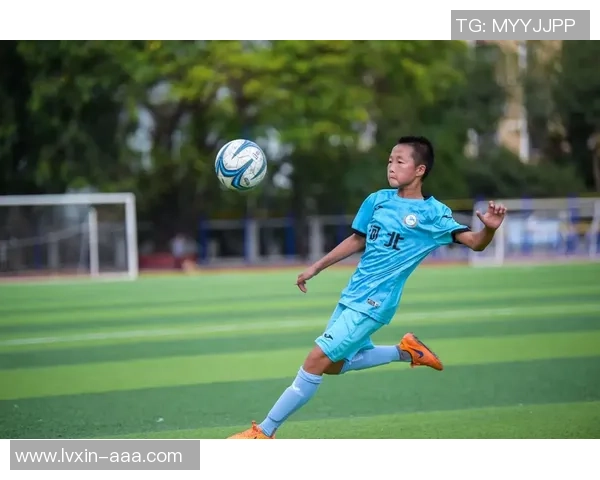 足球明星走进居民家中分享生活点滴与足球梦想的故事 足球明星走进居民家中分享生活点滴与足球梦想的故事